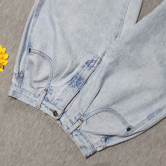 Vintage Brittania Light Wash Denim High Rise Tapered Leg Baggy "Mom" Jeans - Picture 7 of 17